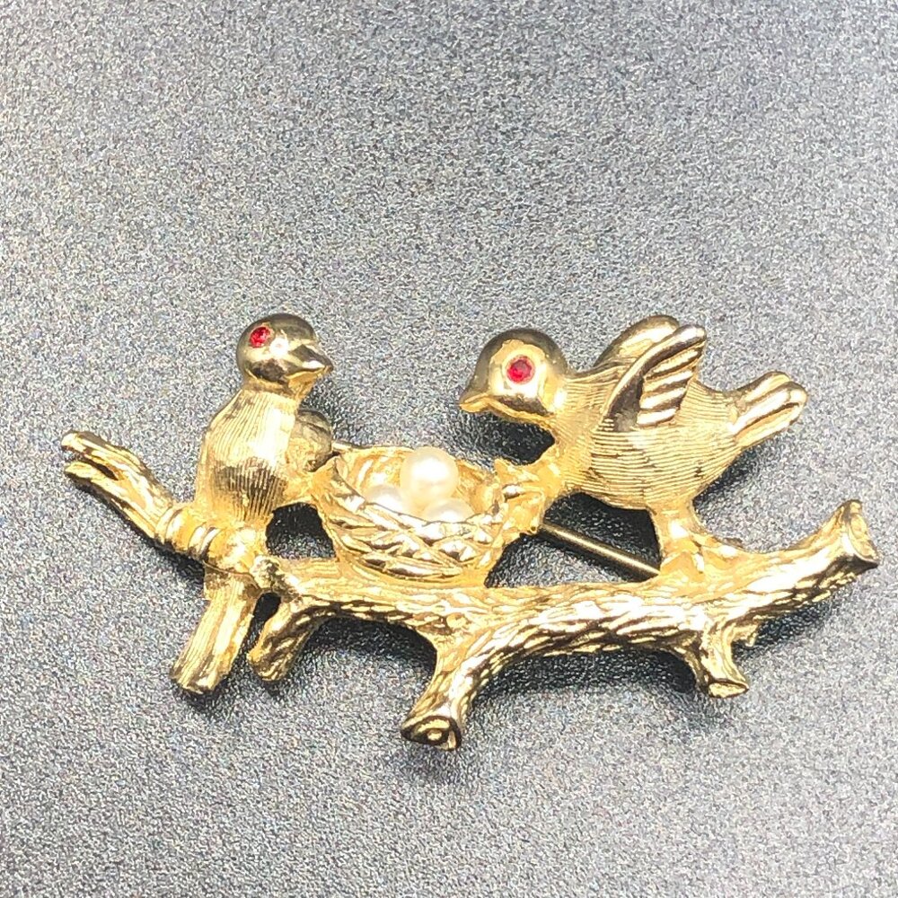Vintage Birds and Nest with Faux Pearl Eggs Brooch Pin Nature-Inspired Gold Tone